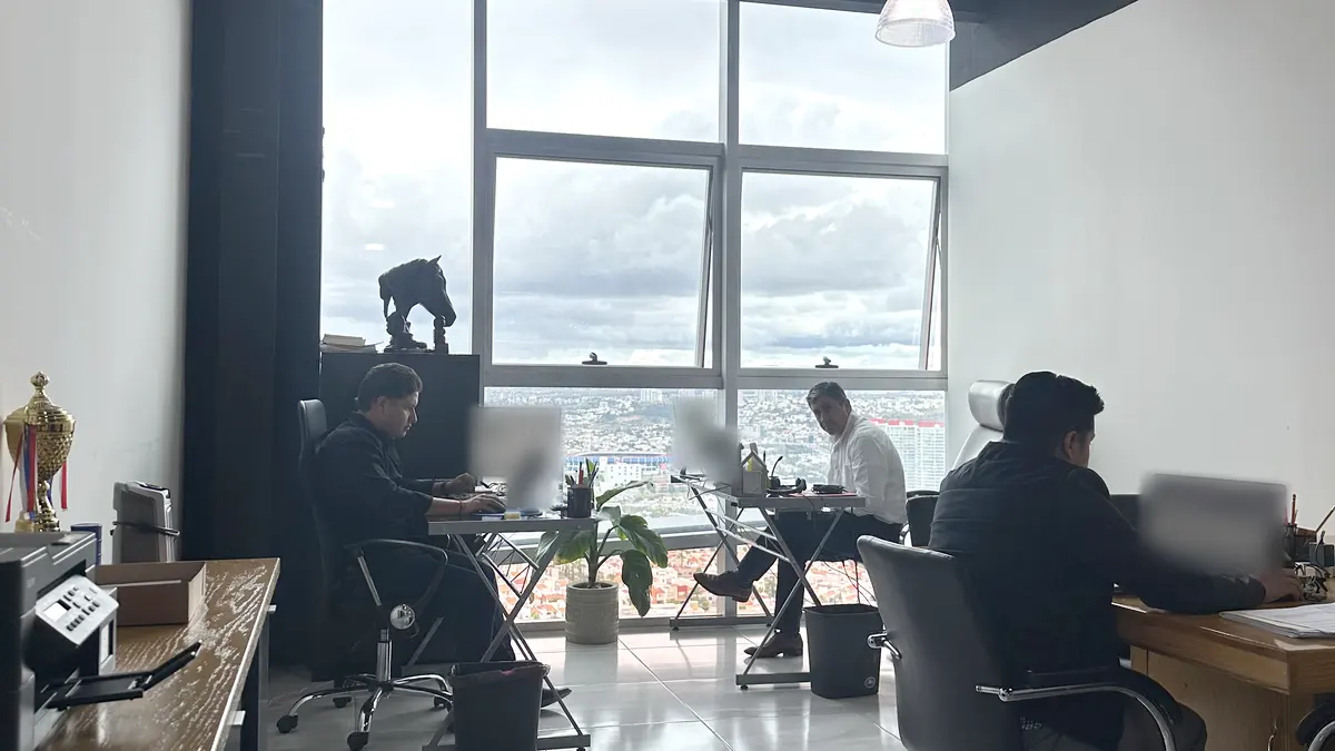 Equipo de Grupo CerVel trabajando en la oficina 1408 del despacho en Querétaro