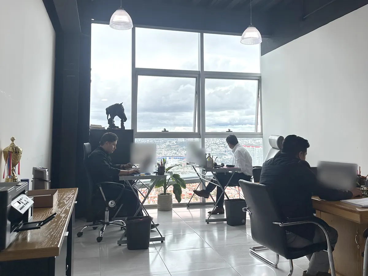 Contadores de Grupo CerVel trabajando en la oficina del despacho en Querétaro